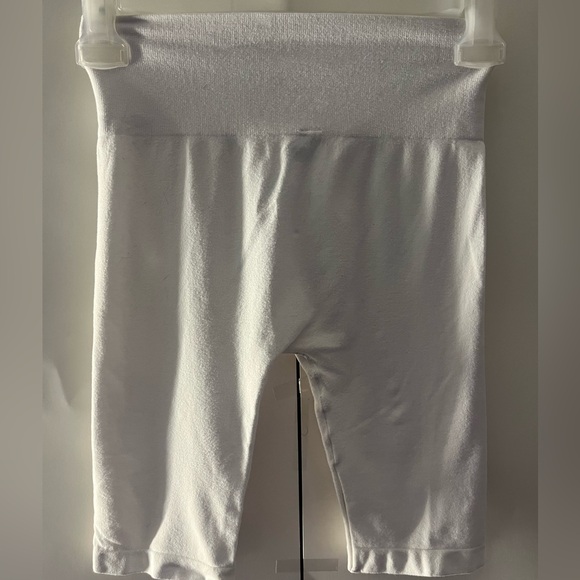 Pair of Black and pair of white thigh saving bike shorts - Picture 5 of 7